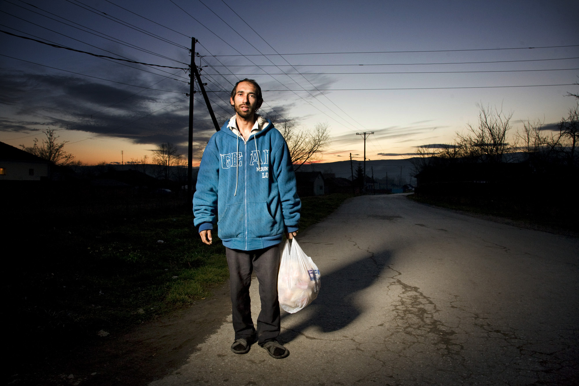 Fitim, 28 Jahre, lebt im Roma-Dorf Plemetina